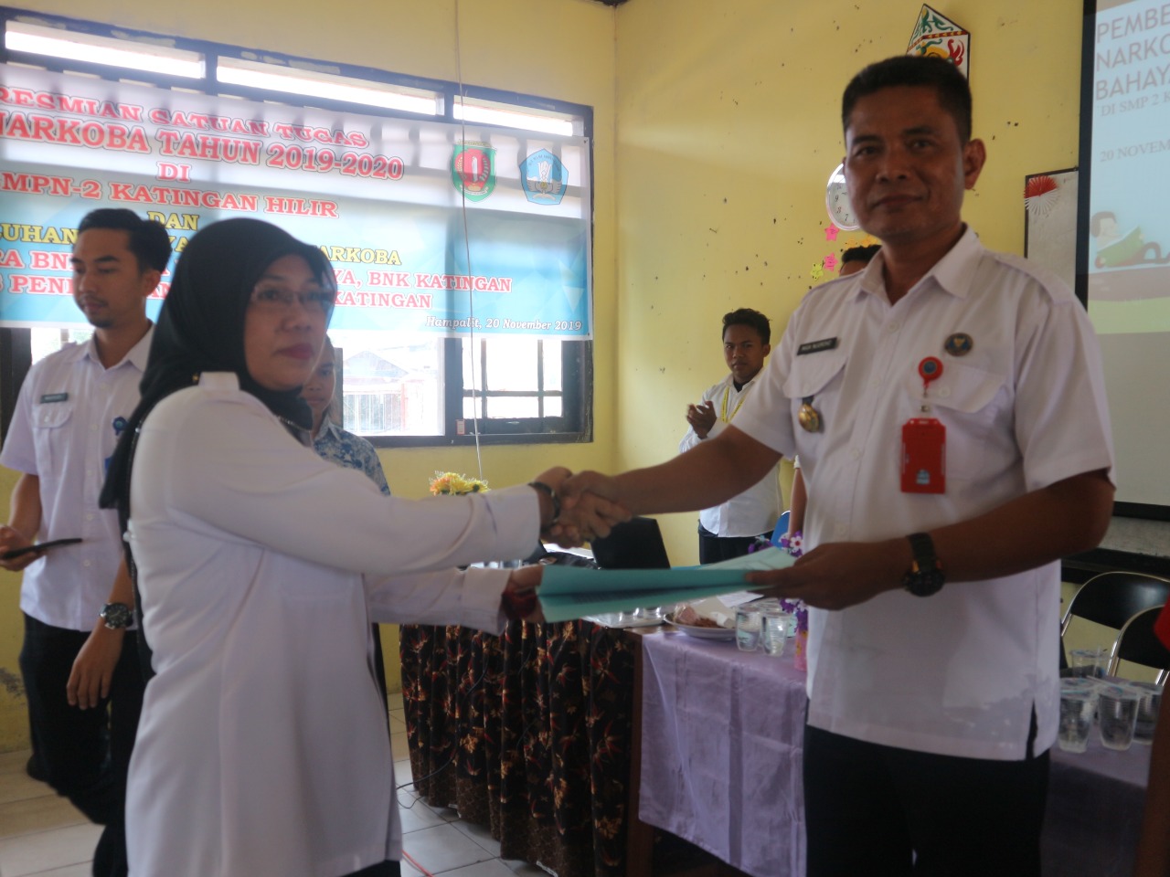 Menerima SK Satgas Anti Narkoba SMPN 2 Katingan Hilir dari Kabid SMP Dinas Pendidikan Kabupaten Katingan. Menerima SK Satgas Anti Narkoba SMPN 2 Katingan Hilir dari Kabid SMP Dinas Pendidikan Kabupaten Katingan.