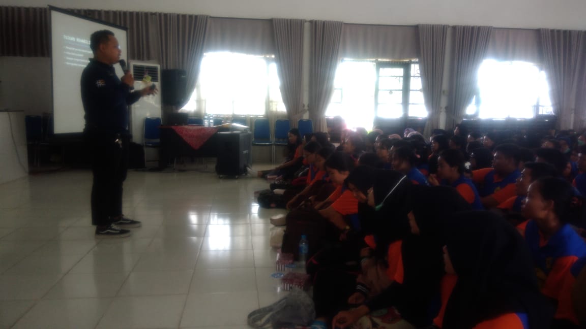 BNN Kota Palangka Raya melakukan sosialisasi P4GN dalam kegiatan Latihan Dasar Kepemimpinan (LDK) Mahasiswa Poltekkes Kemenkes Kota Palangka Raya BNN Kota Palangka Raya melakukan sosialisasi P4GN dalam kegiatan Latihan Dasar Kepemimpinan (LDK) Mahasiswa Poltekkes Kemenkes Kota Palangka Raya