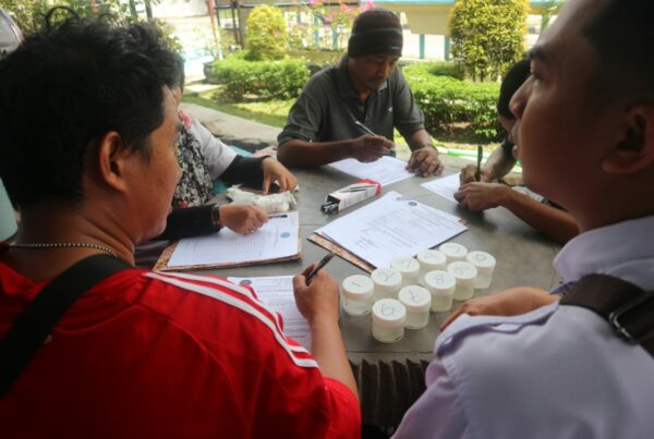 BNN Kota Palangka Raya melaksanakan kegiatan test urine kepada komunitas supir travel IRC Palangka Raya BNN Kota Palangka Raya melaksanakan kegiatan test urine kepada komunitas supir travel IRC Palangka Raya