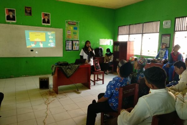 BNN Kota Palangka Raya melaksanakan sosialisasi bahaya penyalahgunaan narkoba kepada Siswa/siswi Mtsn Darul Amin Palangka Raya